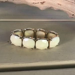 🎁NWOT Cream & Gold Colored Stretch Bracelet